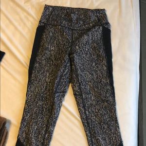 WOMENS LULULEMON TIGHT SZ 8 LIKE NEW BLACK & WHITE